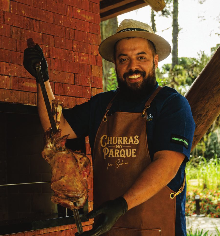 Chef Fernando Schimanoski preparando um corte na churrasqueira do Parque do Caracol